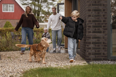 Famiglia con cane arriva a Vakantievilla Amalia 4 con sauna e vasca idromassaggio a Hofparken De Bergvennen.