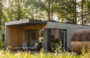 Ferienvilla Amalia 2 mit Sauna im Hofparken De Bergvennen, umgeben von Natur und Wäldern in den Niederlanden.