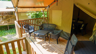 Houten veranda met tuinmeubelen bij Safaritent 4 personen incl. toilet, glamping buitenruimte.