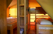 Interieur van safaritent voor 5 personen met stapelbed en tweepersoonsbed bij Camping De Rammelbeek.