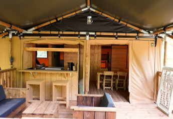 Safari-telt til 6 personer med sanitære faciliteter ved søen på Camping De Rammelbeek, Holland.