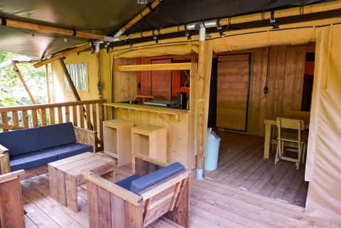 Safaritent voor 6 personen met sanitair, houten meubels en terras aan het meer bij Camping De Rammelbeek.