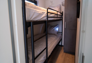 Schmales Schlafzimmer mit Etagenbett, modernem Design im Houseboat Marina Mookerplas in den Niederlanden.