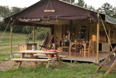 Safaritent met warme privé douche, terras en picknicktafel bij De Oude Melkstal, Nederland.