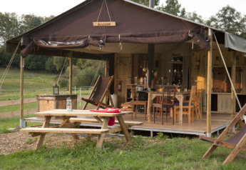 Safari-Zelt mit privater Dusche, Holzterrasse und Picknicktisch bei Feather Down De Oude Melkstal, Niederlande.