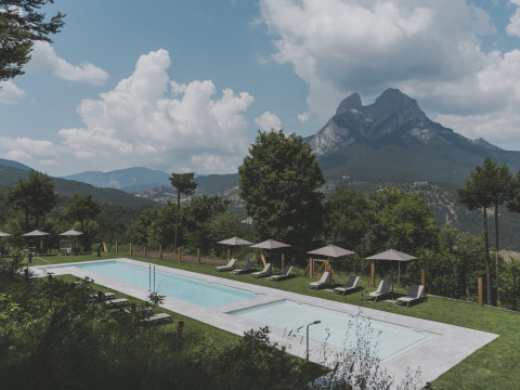 Buitenzwembad bij Wecamp Pedraforca met berglandschap en natuur in Catalonië, Spanje.
