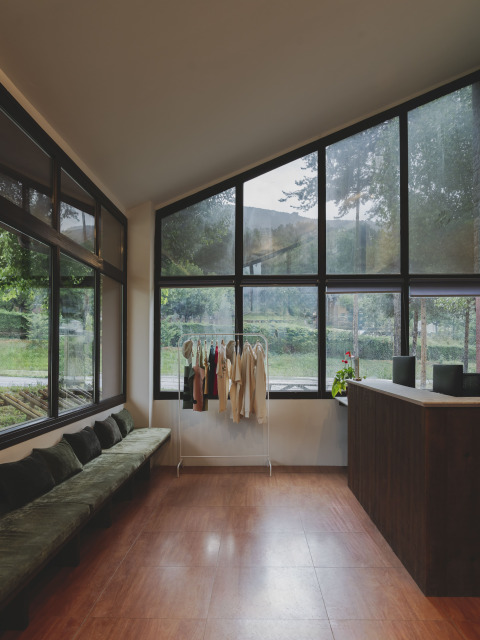 Interieur van Wecamp Pedraforca vakantiepark in Catalonië, Spanje, met grote ramen en een moderne inrichting.