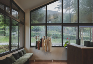 Interieur van Wecamp Pedraforca vakantiepark in Catalonië, Spanje, met grote ramen en een moderne inrichting.