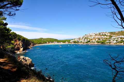 Vista de la bahía y las casas en la costa de Wecamp L'Escala Punta Mila en Cataluña, España.
