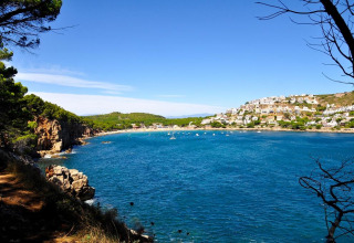 Uitzicht over de baai en huizen bij Wecamp L'Escala Punta Mila vakantiepark in Catalonië, Spanje.