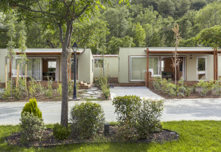 Bungalows modernes au parc de vacances Wecamp Pirineos en Aragón, Espagne, entourés de verdure.