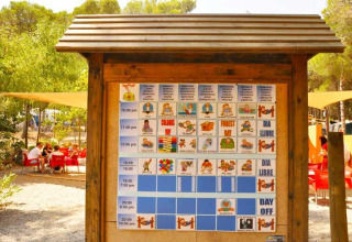 Buitenbord met het activiteitenprogramma bij Wecamp L'Escala Punta Mila vakantiepark in Catalonië, Spanje.