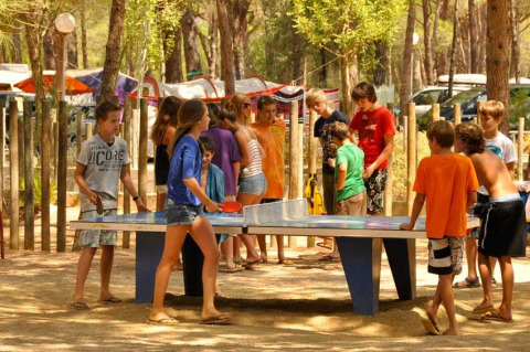 Bambini giocano a ping pong all'aperto al Wecamp L'Escala Punta Mila, un villaggio vacanze in Catalogna, Spagna.