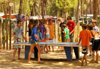 Bambini giocano a ping pong all'aperto al Wecamp L'Escala Punta Mila, un villaggio vacanze in Catalogna, Spagna.