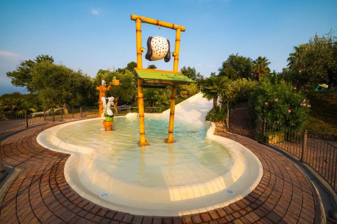 Piscina per bambini con scivolo e personaggi tematici al Weekend Glamping Resort in Lombardia, Italia.