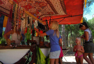 Feriecamping marked i Wecamp L'Escala Punta Mila, Catalonien, Spanien med mennesker der kigger på smykker.