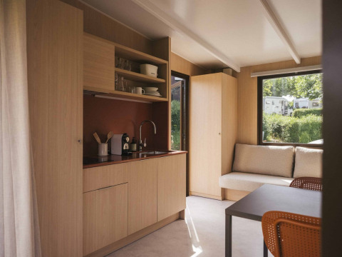Hébergement de vacances moderne et lumineux avec kitchenette et salon au Wecamp San Sebastián, Pays basque, Espagne.