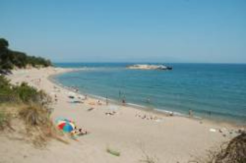 Zandstrand en blauwe zee bij Wecamp L'Escala Punta Mila, vakantiepark in Catalonië, Spanje.