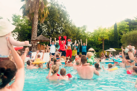 Familien genießen Aktivitäten im Pool mit kostümierten Animateuren im Weekend Glamping Resort in der Lombardei, Italien.