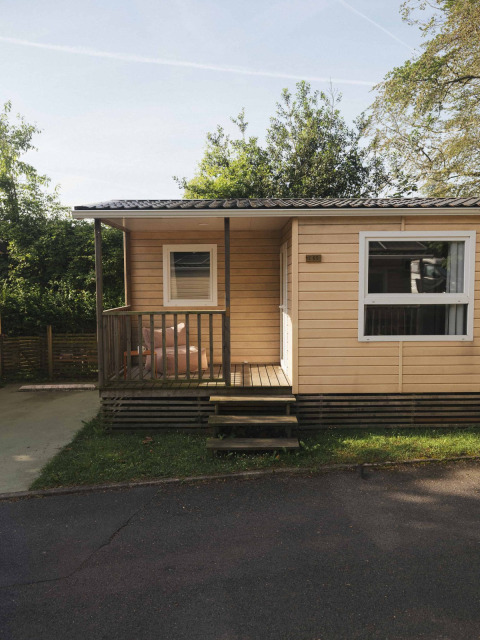 Petite cabane en bois avec terrasse dans le parc de vacances Wecamp San Sebastián, Pays basque, Espagne.