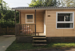 Petite cabane en bois avec terrasse dans le parc de vacances Wecamp San Sebastián, Pays basque, Espagne.