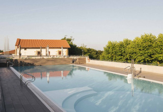 Swimmingpool im Freien im Wecamp San Sebastián Ferienpark im Baskenland, Spanien, bei sonnigem Wetter.