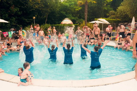 Urlauber genießen einen Tag am Pool im Weekend Glamping Resort, Lombardei, Italien, mit vielen Familien.