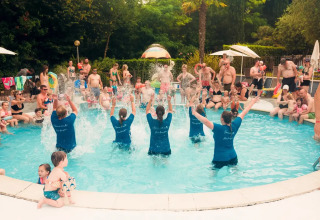 Urlauber genießen einen Tag am Pool im Weekend Glamping Resort, Lombardei, Italien, mit vielen Familien.