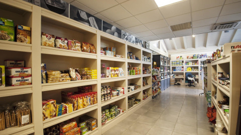 Supermarkt mit vollen Regalen im Weekend Glamping Resort in der Lombardei, Italien.