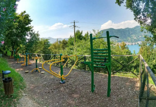 Palestra all'aperto immersa nel verde con vista lago presso il Weekend Glamping Resort in Lombardia, Italia.