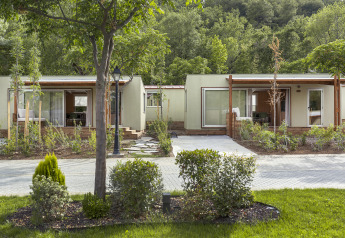 Vista exterior de los alojamientos Mobile home FAMILY con diseño moderno, terrazas y vegetación abundante.