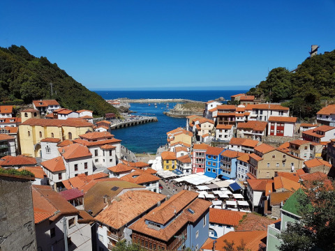 Blick auf die Hafenstadt Cudillero in Asturien, Spanien, mit bunten Häusern und rotem Dach vom Wecamp Cudillero.