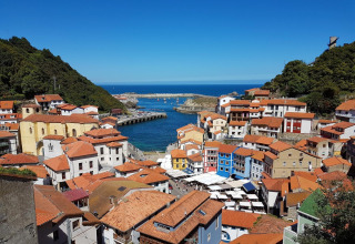 Blick auf die Hafenstadt Cudillero in Asturien, Spanien, mit bunten Häusern und rotem Dach vom Wecamp Cudillero.