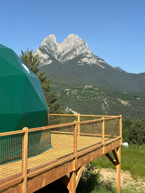 Uitzicht vanaf de Domo Family-koepel bij Wecamp Pedraforca in Spanje met de Pedraforca-berg op de achtergrond.