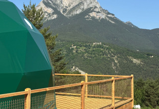Uitzicht vanaf de Domo Family-koepel bij Wecamp Pedraforca in Spanje met de Pedraforca-berg op de achtergrond.