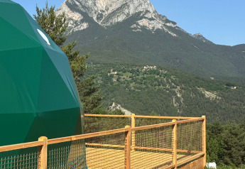 Udsigt fra Domo Family-domen på Wecamp Pedraforca i Spanien med bjerget Pedraforca i baggrunden.