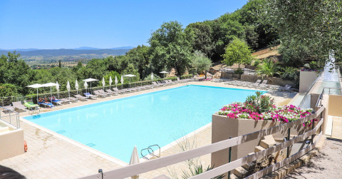 Piscine extérieure au Vallicella Glamping Resort en Toscane, Italie, entourée de collines verdoyantes.