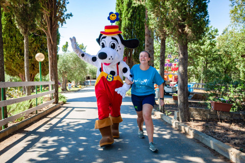 Femme et mascotte dalmatien marchant joyeusement au Vallicella Glamping Resort en Toscane, Italie.