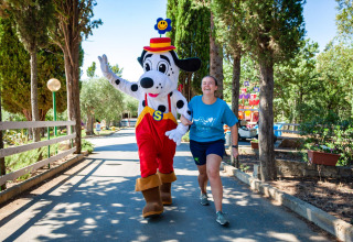 Femme et mascotte dalmatien marchant joyeusement au Vallicella Glamping Resort en Toscane, Italie.