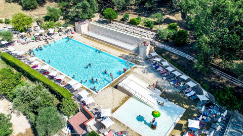 Vue aérienne des piscines et transats du Vallicella Glamping Resort dans la belle région de Toscane, Italie.