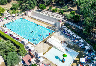Vue aérienne des piscines et transats du Vallicella Glamping Resort dans la belle région de Toscane, Italie.