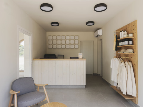 Réception moderne à Wecamp Jávea, parc de vacances à Valencia, Espagne, avec déco en bois clair.