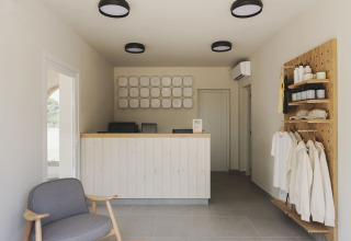 Réception moderne à Wecamp Jávea, parc de vacances à Valencia, Espagne, avec déco en bois clair.