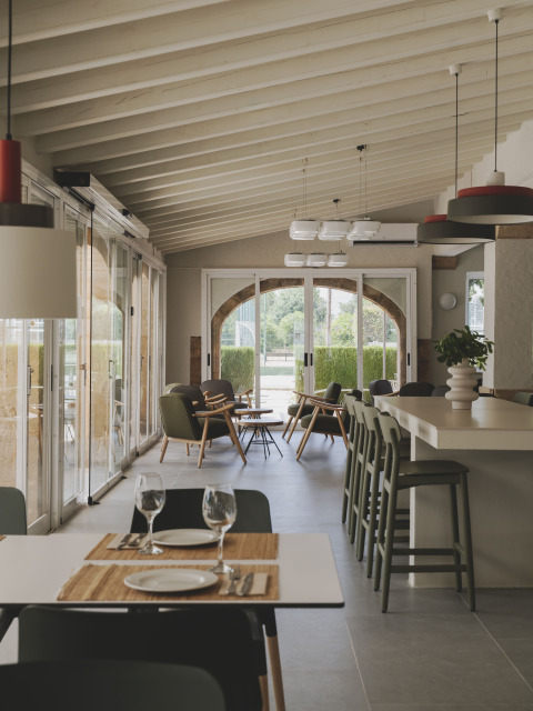 Area lounge e pranzo moderna a Wecamp Jávea, parco vacanze a Valencia, con un arredamento elegante.