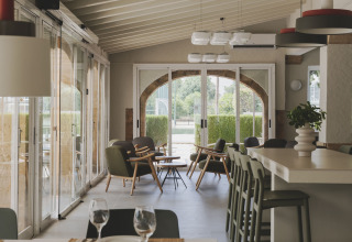 Moderne lounge- en eetruimte in Wecamp Jávea vakantiepark in Valencia met stijlvolle inrichting.