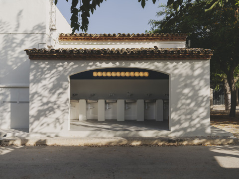 Edificio de aseos al aire libre con seis lavabos en Wecamp Jávea, parque vacacional en Valencia, España.