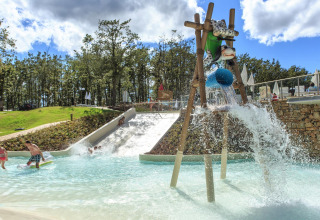 Kinder und Erwachsene genießen Wasserrutschen und Planschbecken im Chianti Glamping Resort in der Toskana, Italien.