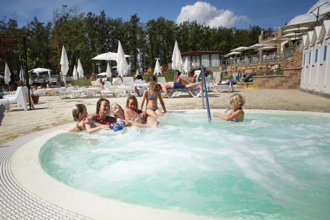 Familias se relajan en el jacuzzi del Chianti Glamping Resort, un parque vacacional en la Toscana, Italia.