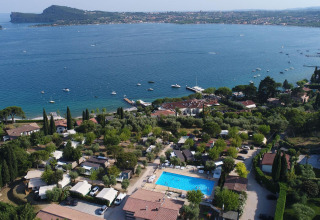Luchtfoto van Vacanze Glamping Boutique vakantiepark in Lombardije, Italië, met zwembad en uitzicht op het meer.