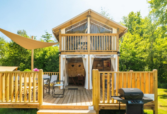 Airlodge 2.0 houten lodge met groot terras, barbecue en tuinset, gelegen in een groene natuurrijke omgeving.